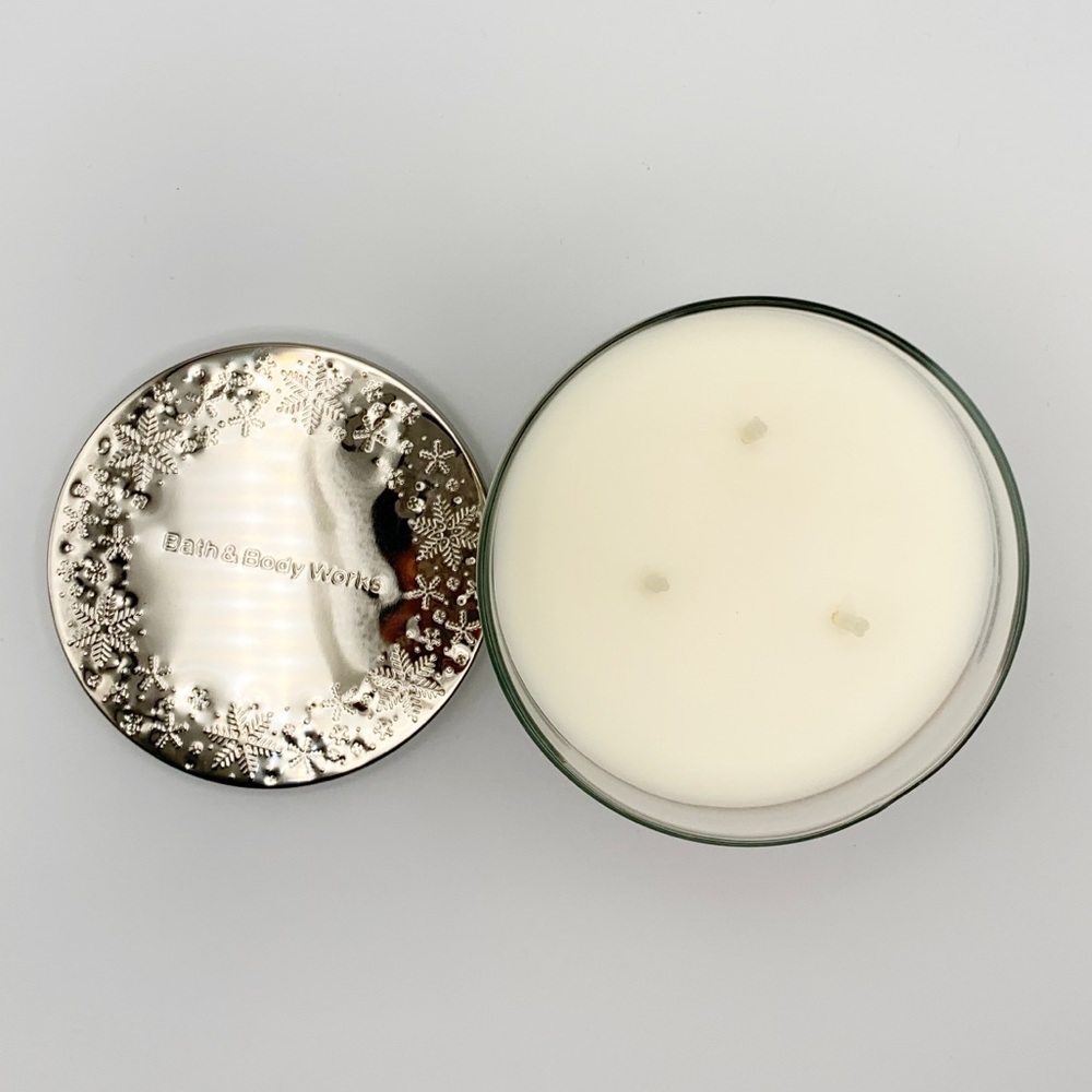 NWT Winter Candy Apple 3 Wick Candle - Bath & Body Works - Picture 2 of 3